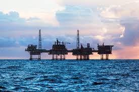 Plataforma petrolífera en el mar.